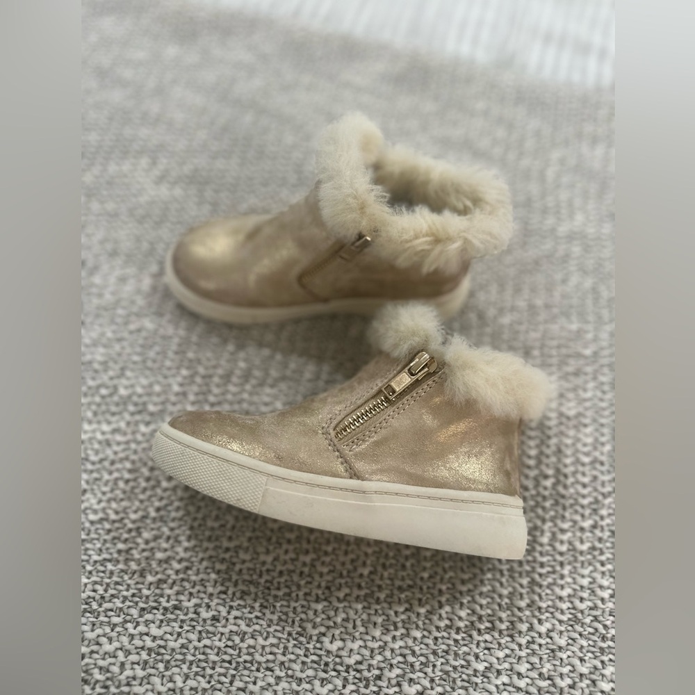 Adorable Olive & Edie Gold Metallic Boots | Girls Size 9 | So Cozy !!!!